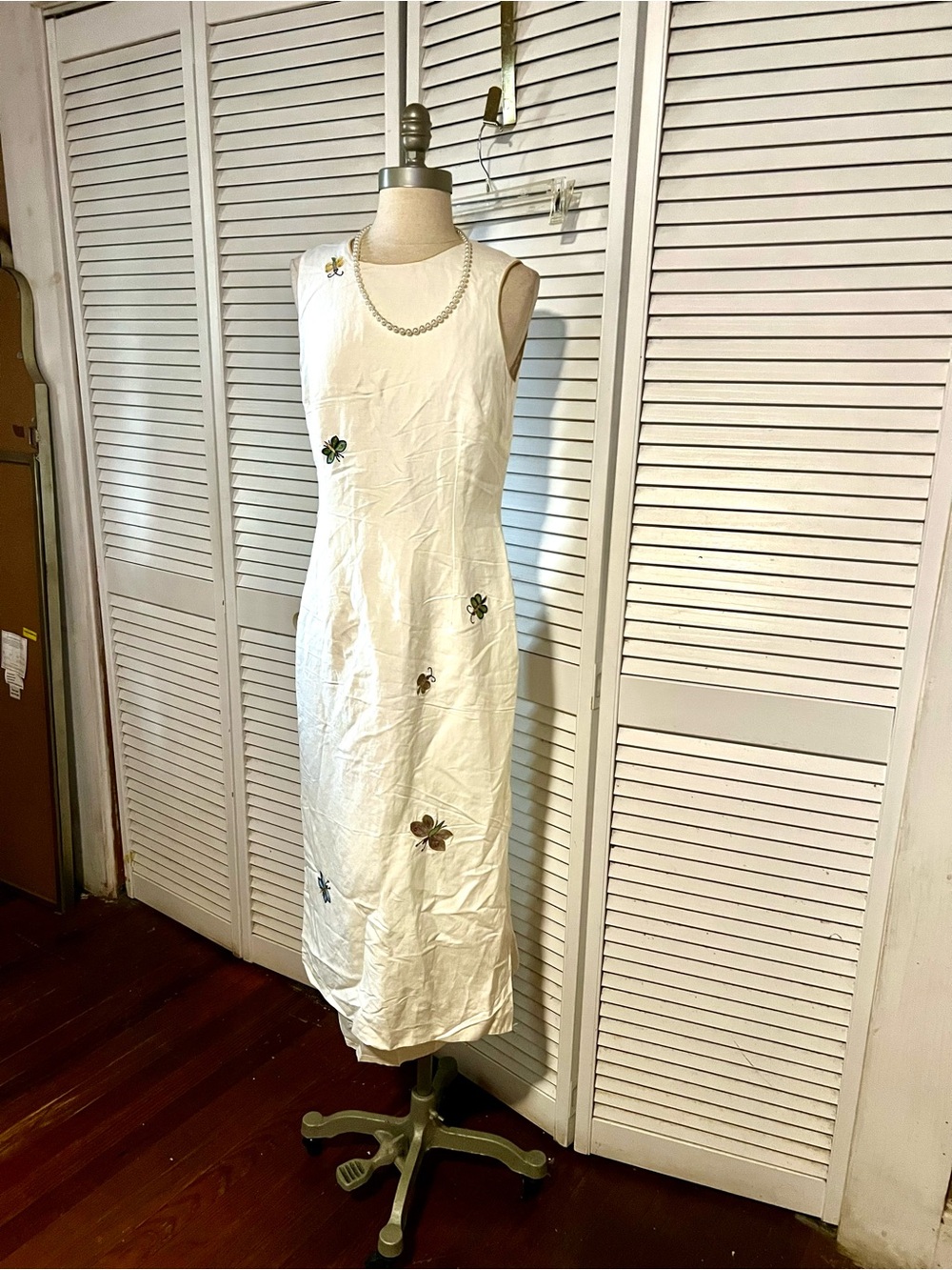 Donna Morgan White Sleeveless Embroidered Floral Midi Dress